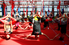 Esercizi antigravity yoga